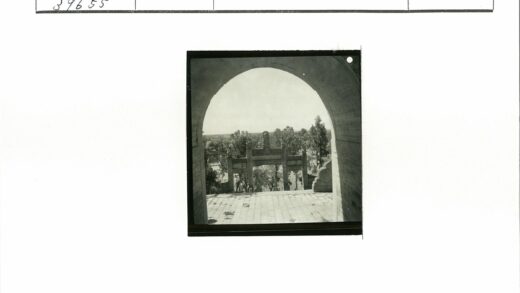 拱门俯瞰河畔建筑与绿树.jpg