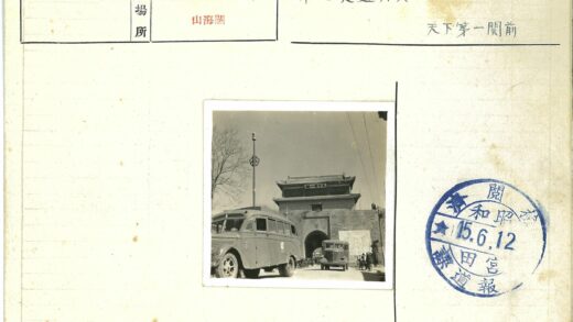 拱门前停靠的双层巴士.jpg