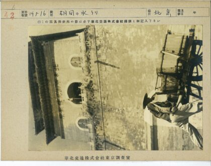 拱门前拉桶车工人.jpg