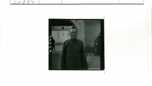 拱门前男子与模糊人影.jpg