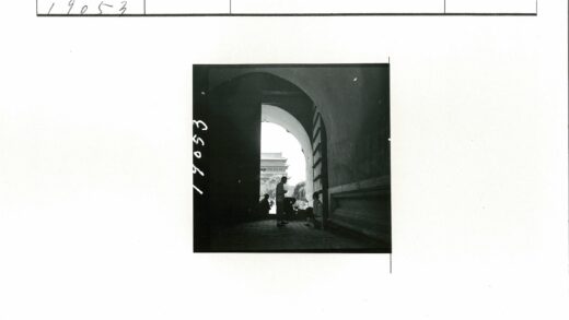 拱门剪影与远方建筑.jpg