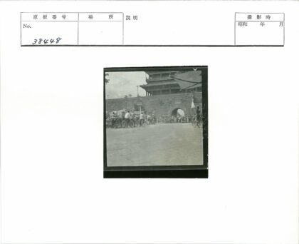 拱门历史建筑前繁忙街景.jpg