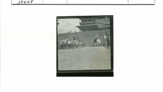 拱门历史建筑前繁忙街景.jpg