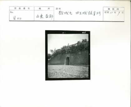 拱门古墙绿树草地.jpg