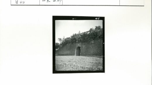 拱门古墙绿树草地.jpg