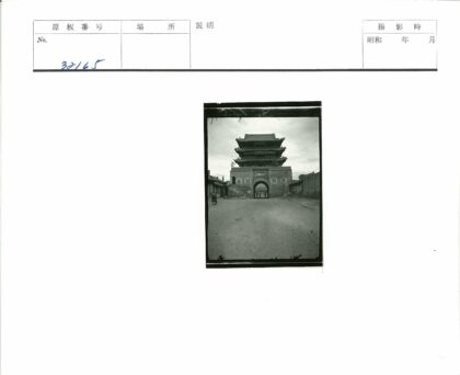 拱门后的多层宝塔建筑街景.jpg