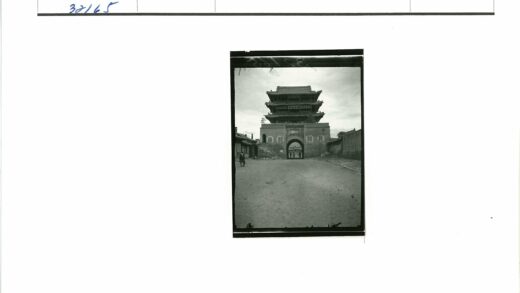 拱门后的多层宝塔建筑街景.jpg