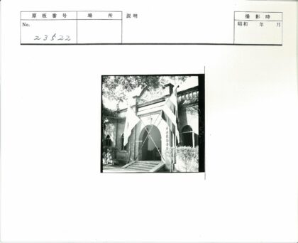 拱门建筑与自然景观.jpg