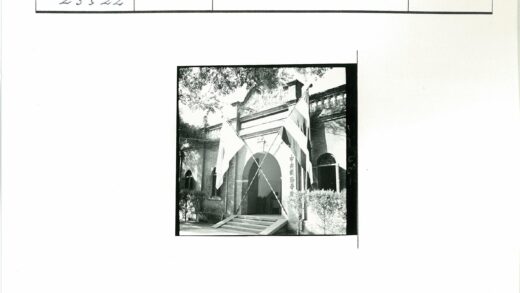 拱门建筑与自然景观.jpg
