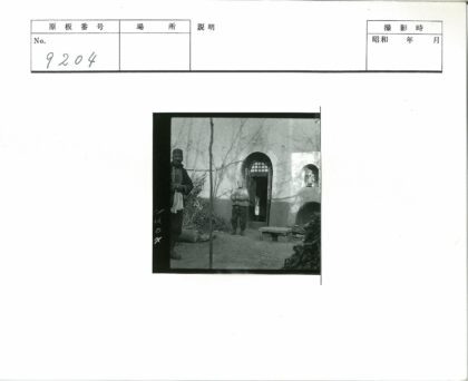 拱门建筑前两人与树枝影.jpg