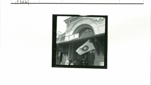 拱门建筑前的人群与国旗.jpg