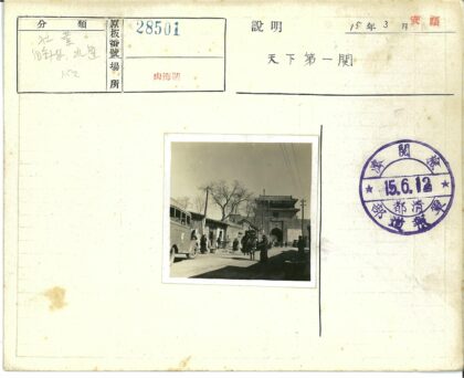 拱门建筑旁骑马散步街景.jpg