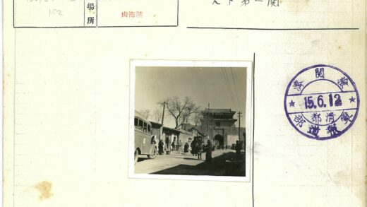 拱门建筑旁骑马散步街景.jpg
