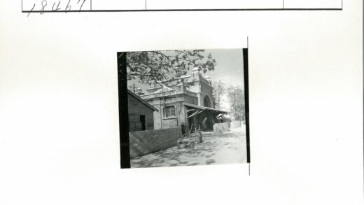拱门木车与树影建筑.jpg