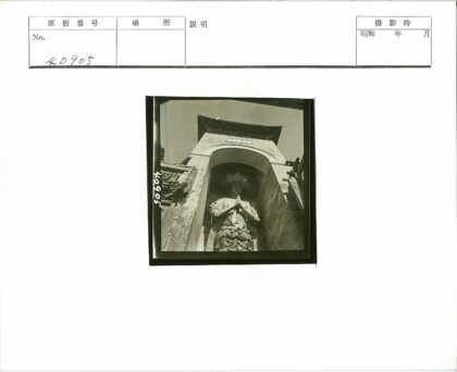 拱门框巨像的华丽建筑.jpg
