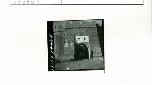 拱门汉字标志入口两人站立.jpg