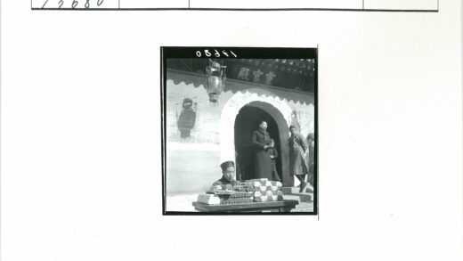 拱门灯笼下街头小贩摆摊.jpg