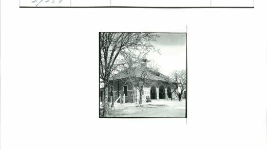 拱门石建筑与两人沙地景.jpg