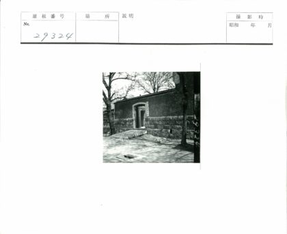 拱门石建筑与枯树晴空.jpg