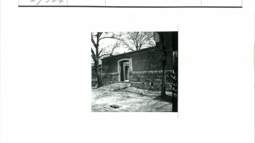 拱门石建筑与枯树晴空.jpg