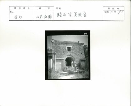 拱门石建筑入口人物风景.jpg