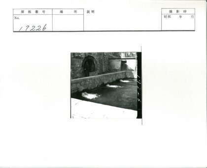 拱门石建筑前流水喷泉.jpg