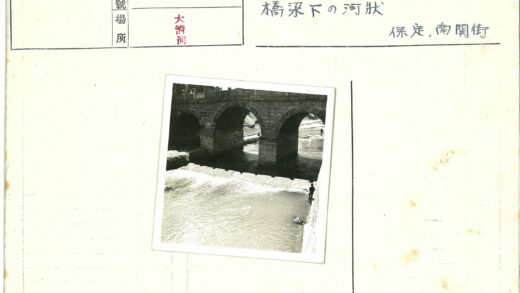 拱门石桥与行人.jpg
