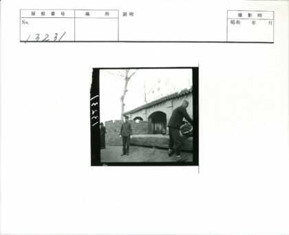 拱门砖建筑旁三男子与光秃树.jpg
