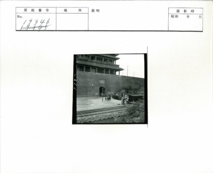 拱门砖建筑旁人群与铁路.jpg