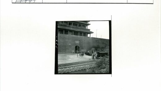 拱门砖建筑旁人群与铁路.jpg