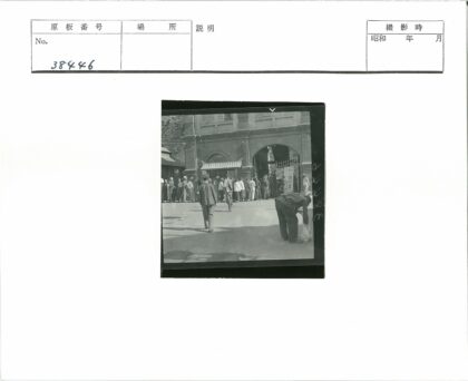 拱门砖砌建筑外排队人群.jpg