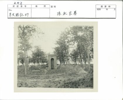 拱门砖结构与自然树林景观.jpg