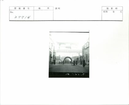 拱门老街行人搬运场景.jpg