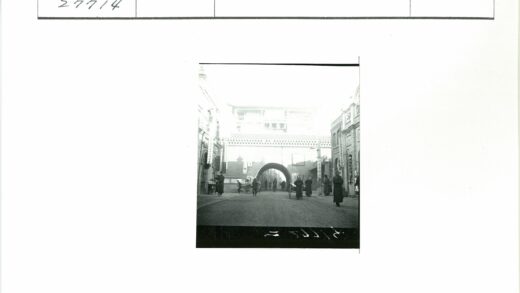 拱门老街行人搬运场景.jpg