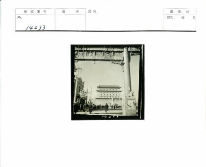 拱门街景与多层建筑风光.jpg