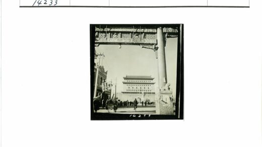 拱门街景与多层建筑风光.jpg