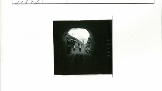 拱门街景与宝塔背影.jpg