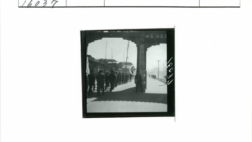 拱门街道建筑与电线杆.jpg