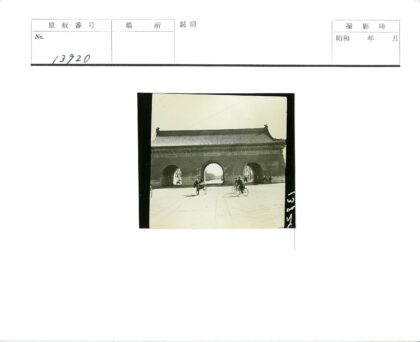 拱门街道自行车人流.jpg