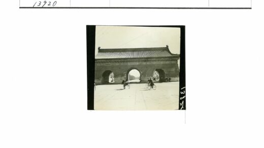 拱门街道自行车人流.jpg