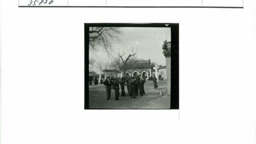拱门装饰大门人群聚集.jpg
