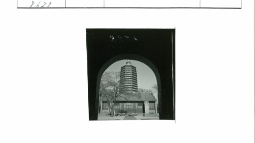 拱门远景多层宝塔与传统建筑.jpg
