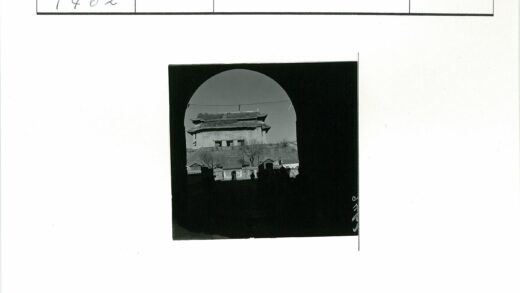 拱门远眺古建晴空.jpg