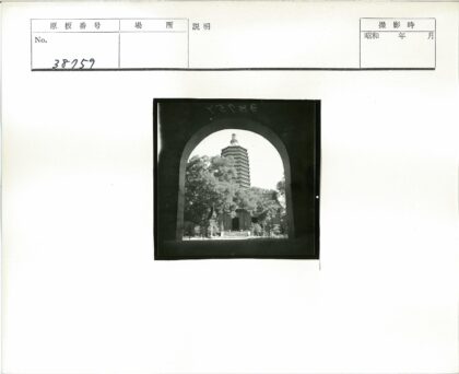 拱门远眺多层宝塔.jpg