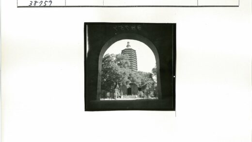 拱门远眺多层宝塔.jpg
