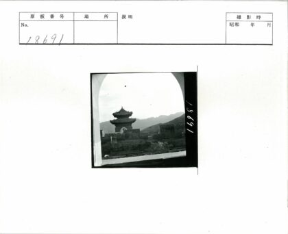 拱门远眺山脉古建筑.jpg
