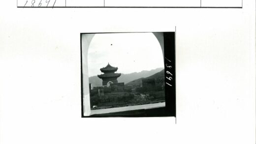 拱门远眺山脉古建筑.jpg