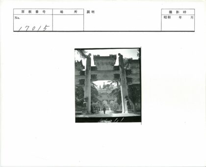 拱门通幽精致建筑人潮绿树.jpg