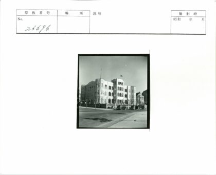 拱门阳台多层建筑街景.jpg