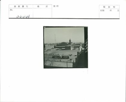 拱顶钟楼前电车与行人街景.jpg